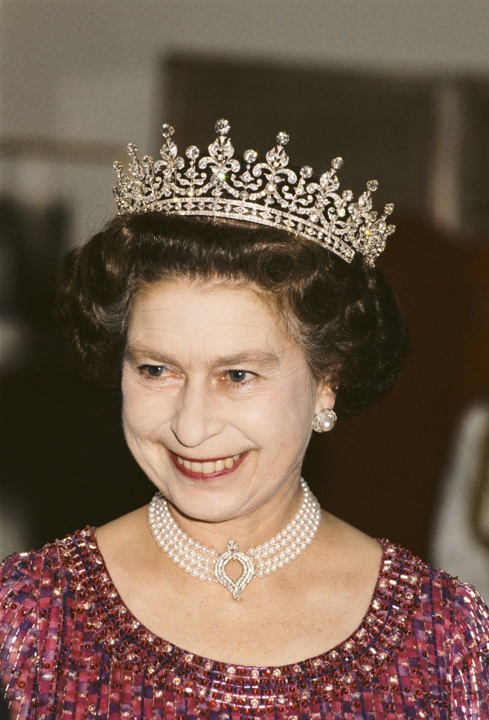 queen in 1982 japanese pearl choker