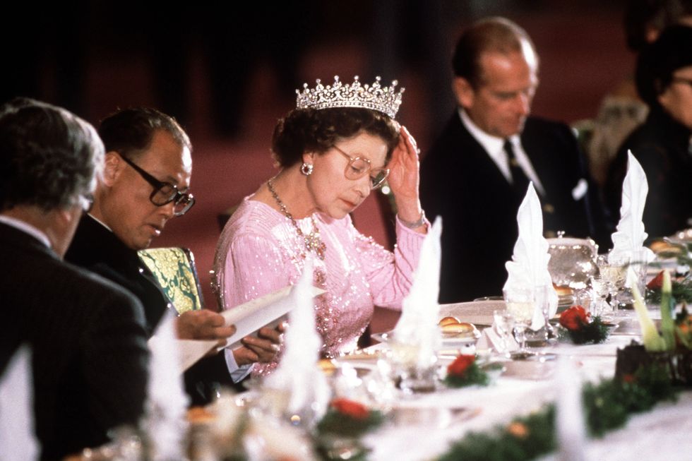queen elizabeth eating dinner