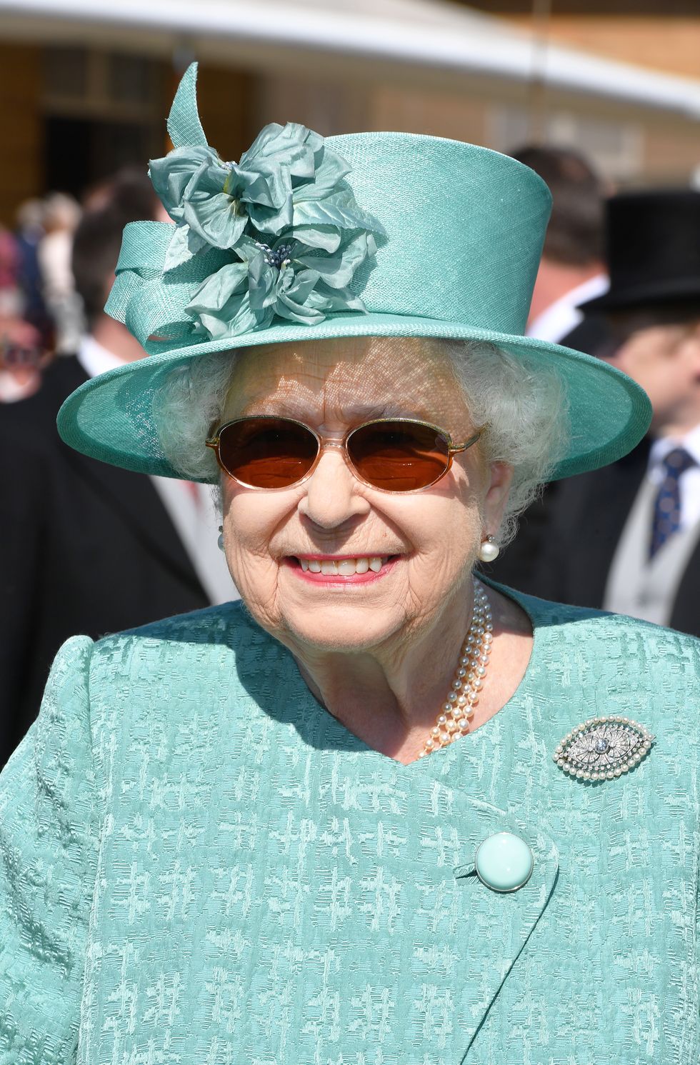 queen-elizabeth-sunglasses-surgery