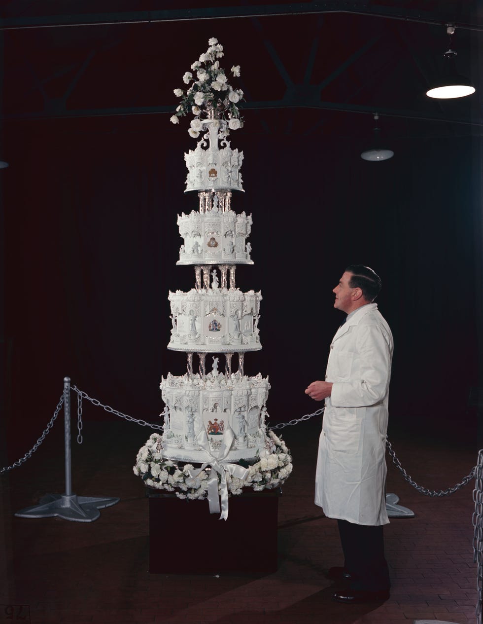 Cake decorating, Sugar paste, Wedding cake, Cake, Wedding ceremony supply, Dessert, Icing, Torte, Sculpture, Tourist attraction, 