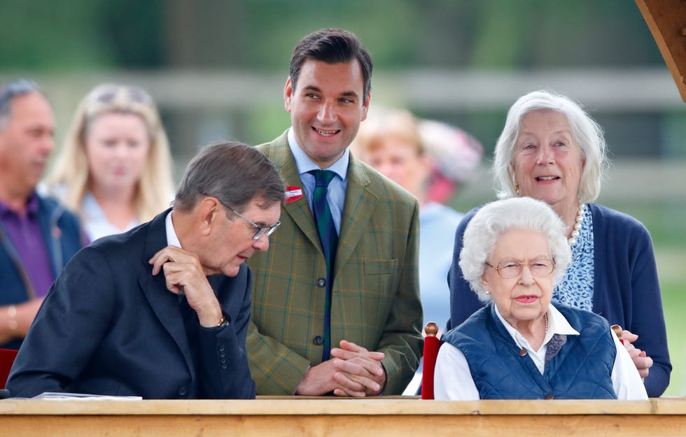 tom white con la reina isabel ii
