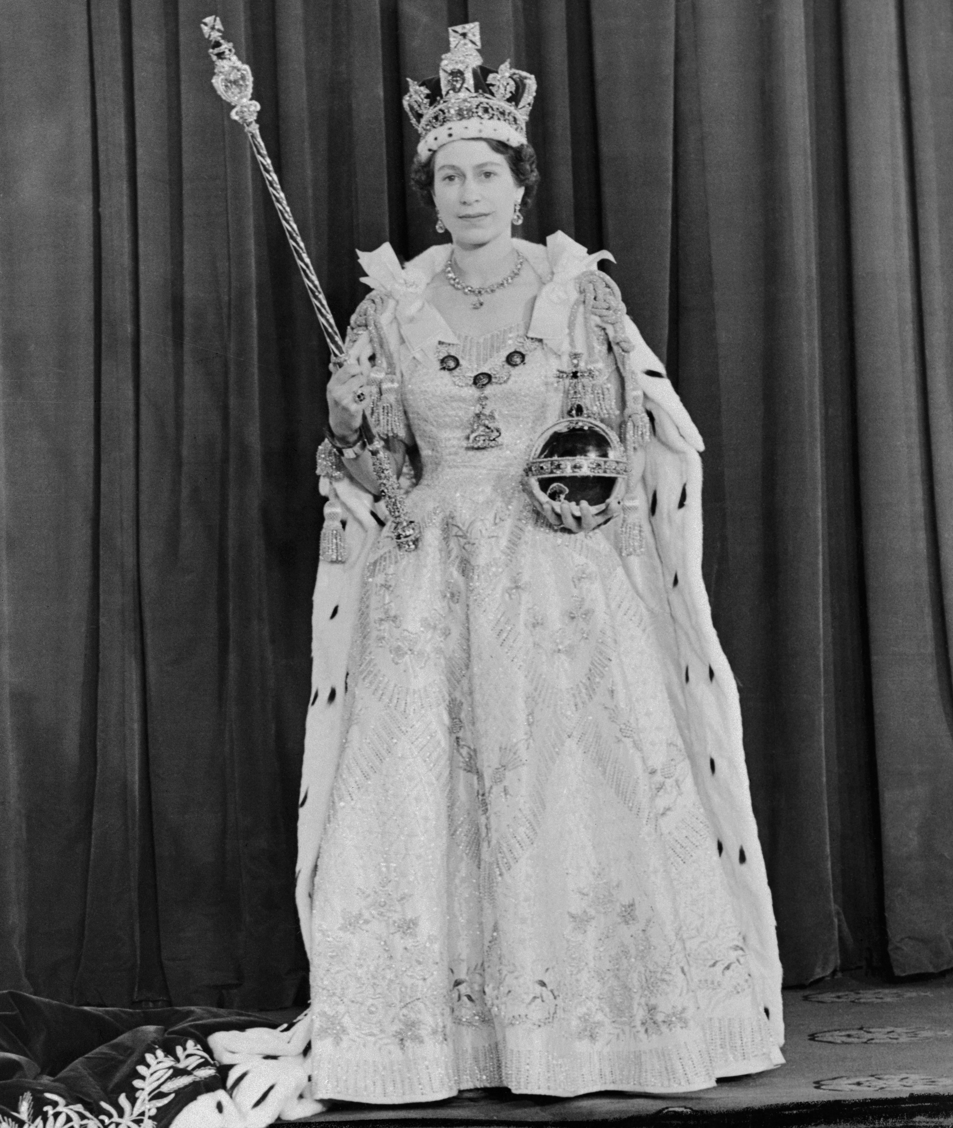 1953年に行われたエリザベス女王の戴冠式を写真で振り返る｜ハーパーズ バザー（Harper's BAZAAR）公式