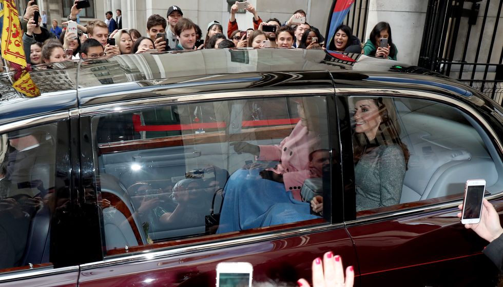 Queen Elizabeth II,  Duchess Of Cambridge, Kate Middleton, Koningin Elizabeth, dekentje, solo-event, uitje, Bush House, eerste uitstapje samen