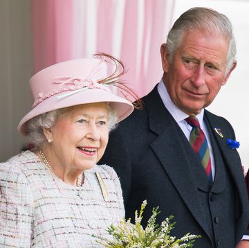 queen elizabeth en charles bij de braemar highland gathering in schotland in september 2017