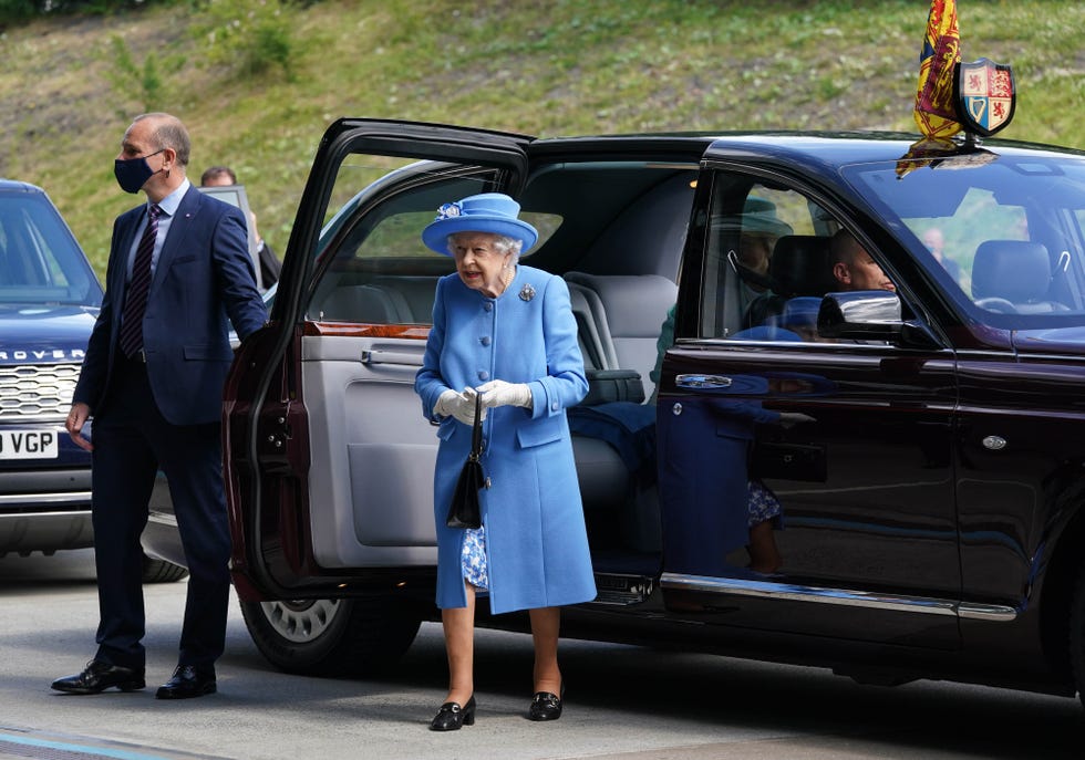 the queen and the duke of cambridge visit irn bru factory