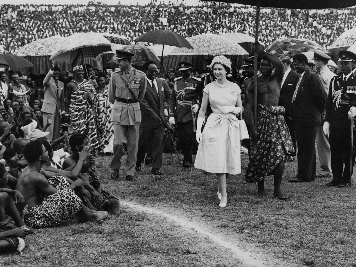 Moment the Queen danced 'like a good white woman' in Ghana