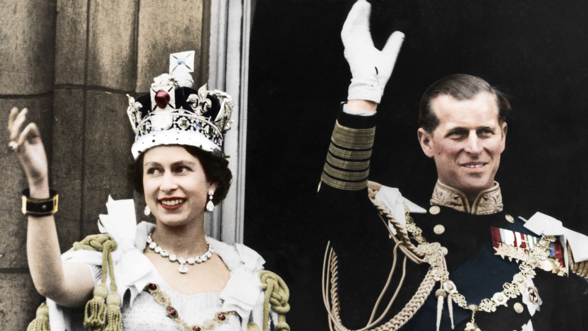 Regina Elisabetta, in mostra il vestito dell'incoronazione