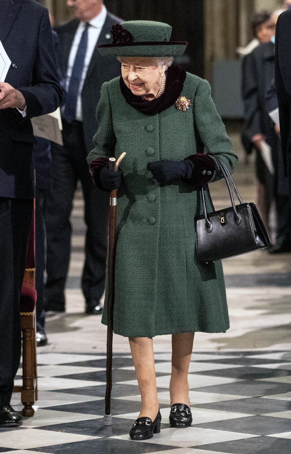 菲利普親王逝世一週年！「女王伊麗莎白二世手寫小卡、皇室成員著綠色服裝」紀念菲利普親王