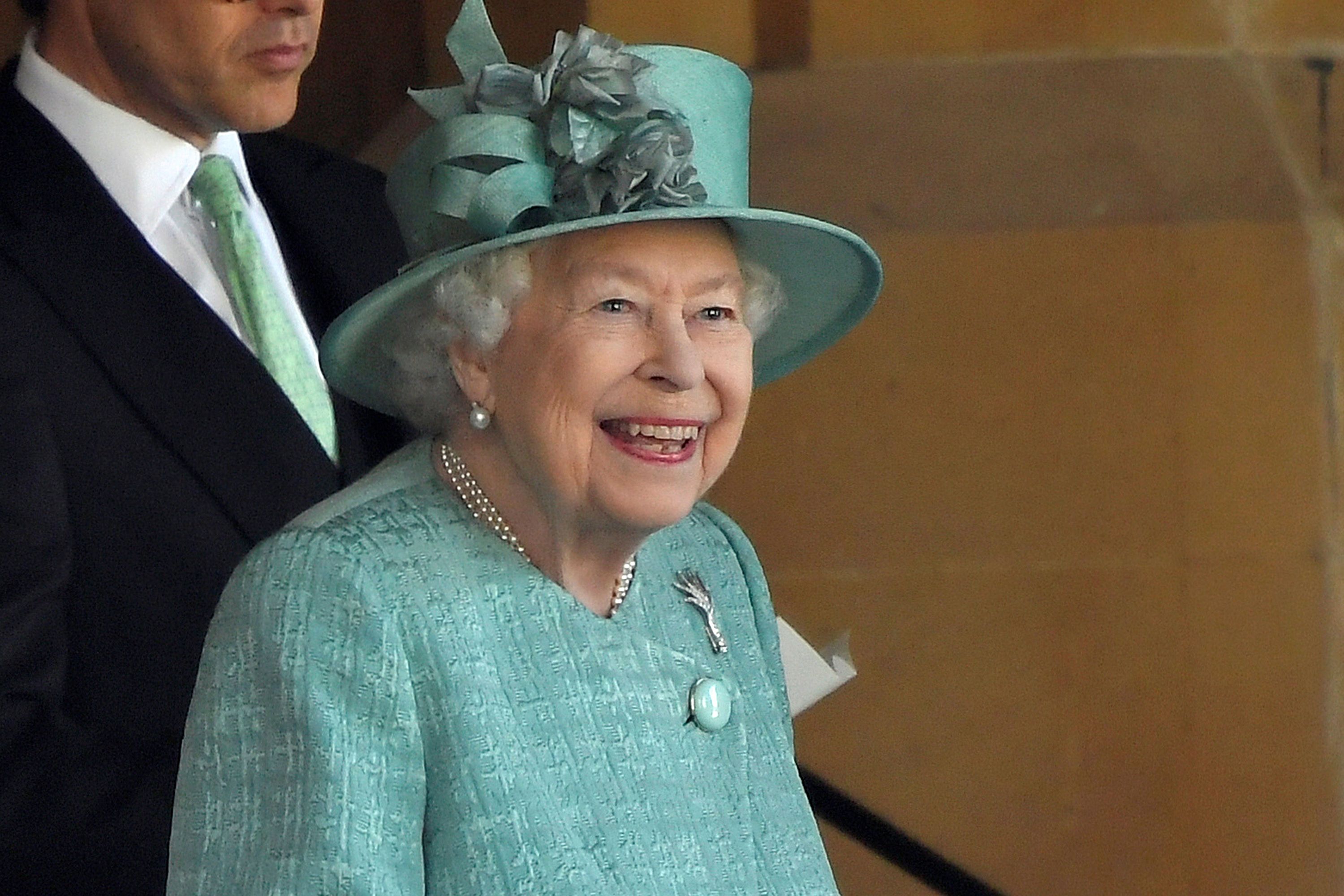 エリザベス女王、公式誕生日を縮小版「トゥルーピング・ザ・カラー」でお祝い