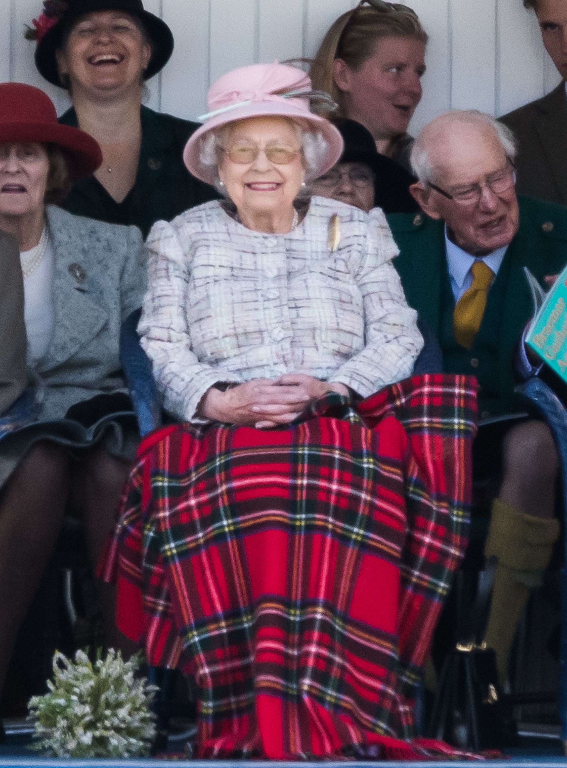 https://hips.hearstapps.com/hmg-prod/images/queen-elizabeth-ii-attends-the-2017-braemar-highland-news-photo-1665432609.jpg