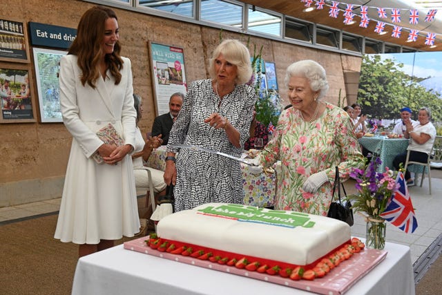 duchess of cambridge queen birthday cake