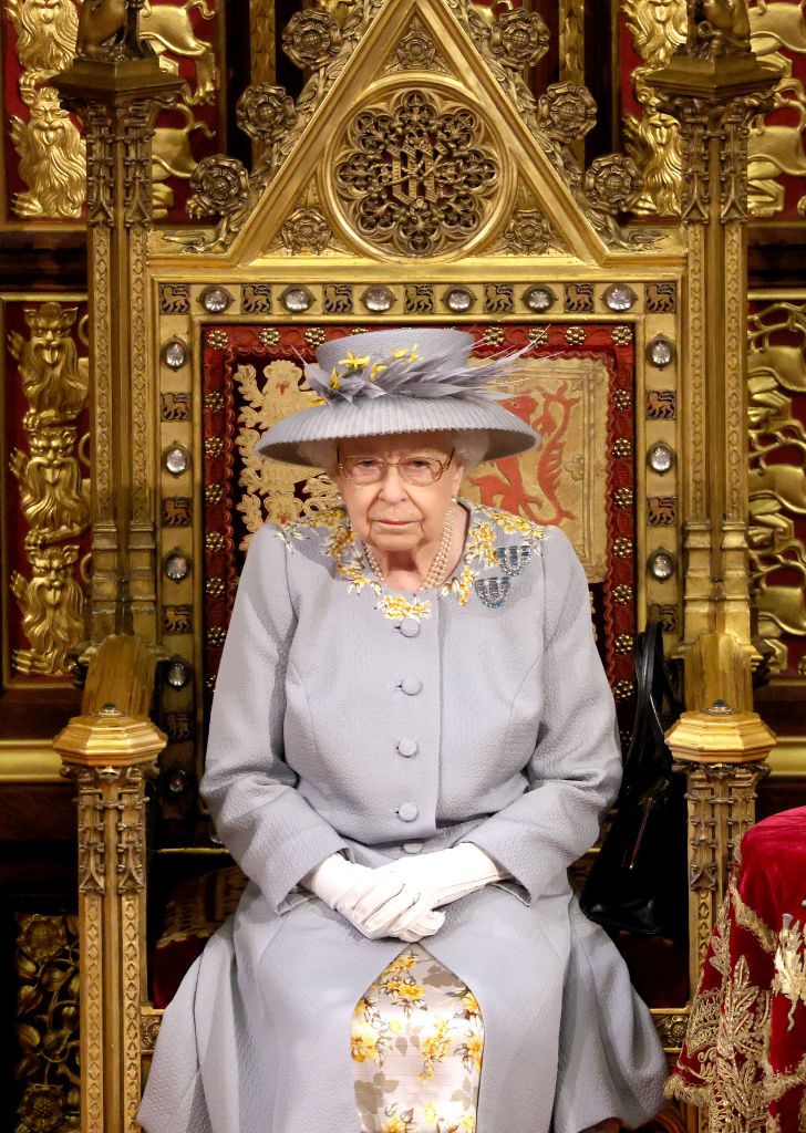 エリザベス女王が最後の公式ポートレートで身に着けたのは「尊敬する父