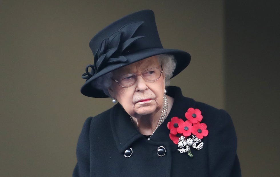 isabel ii cumple con su primer compromiso cuatro días después de la muerte de su marido