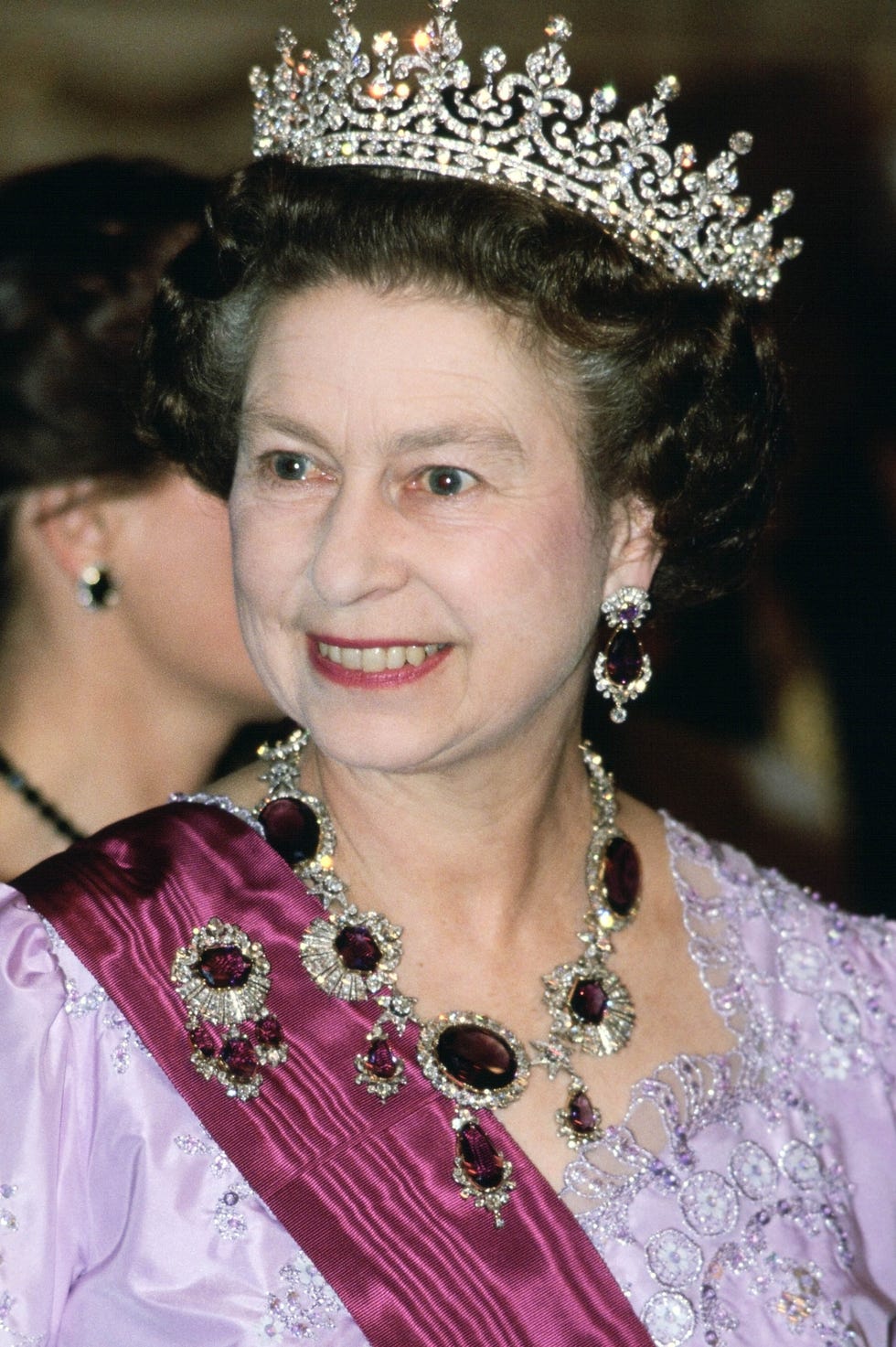 queen elizabeth ii in portugal wears a necklace and brooch o