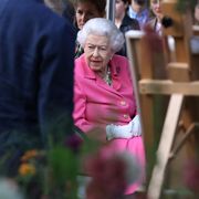 queen elizabeth attends the chelsea flower show 2022