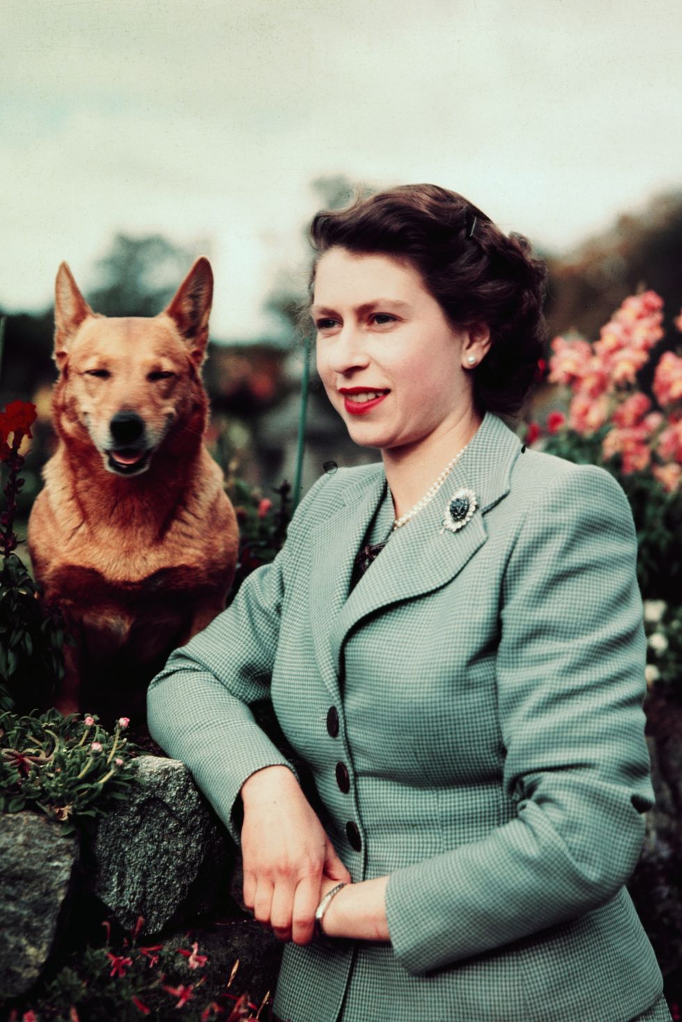 queen elizabeth in garden with dog