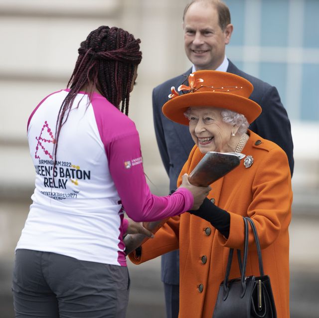 the queen's baton relay at buckingham palace