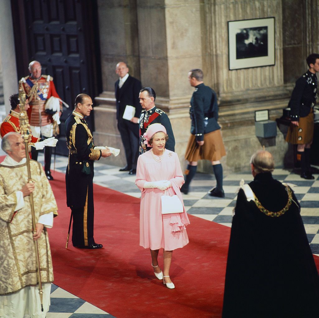 Queen Elizabeth's Silver Jubilee Photos - See the Real Life Queen's Throne  25th Anniversary from the Crown