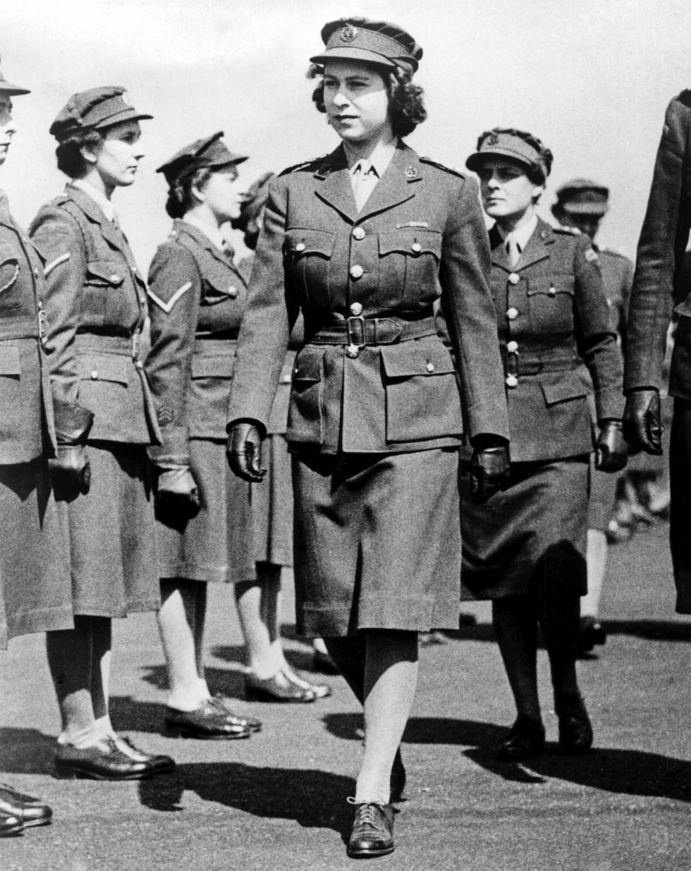 queen elizabeth ii princess elizabeth as junior commander in the ats inspecting the motor transport training centre