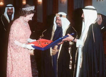 queen elizabeth ii gets a gift on a  visits the middle east