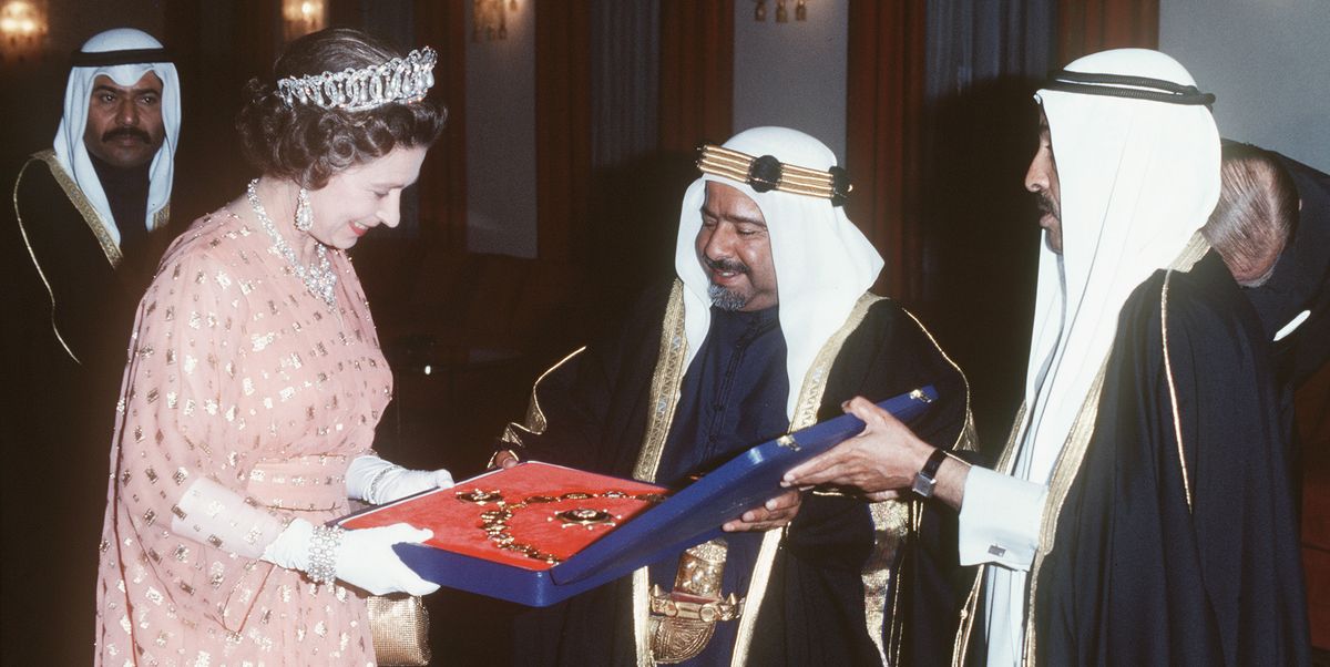 queen elizabeth ii gets a gift on a  visits the middle east