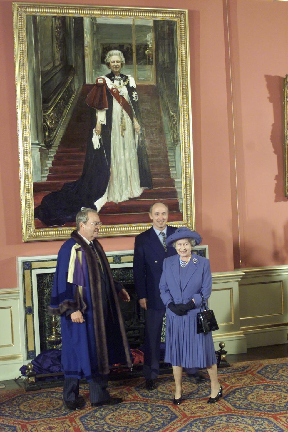 皇室成員的專屬分身？當英國女王、凱特與「另一個自己」相見歡的超萌反應！