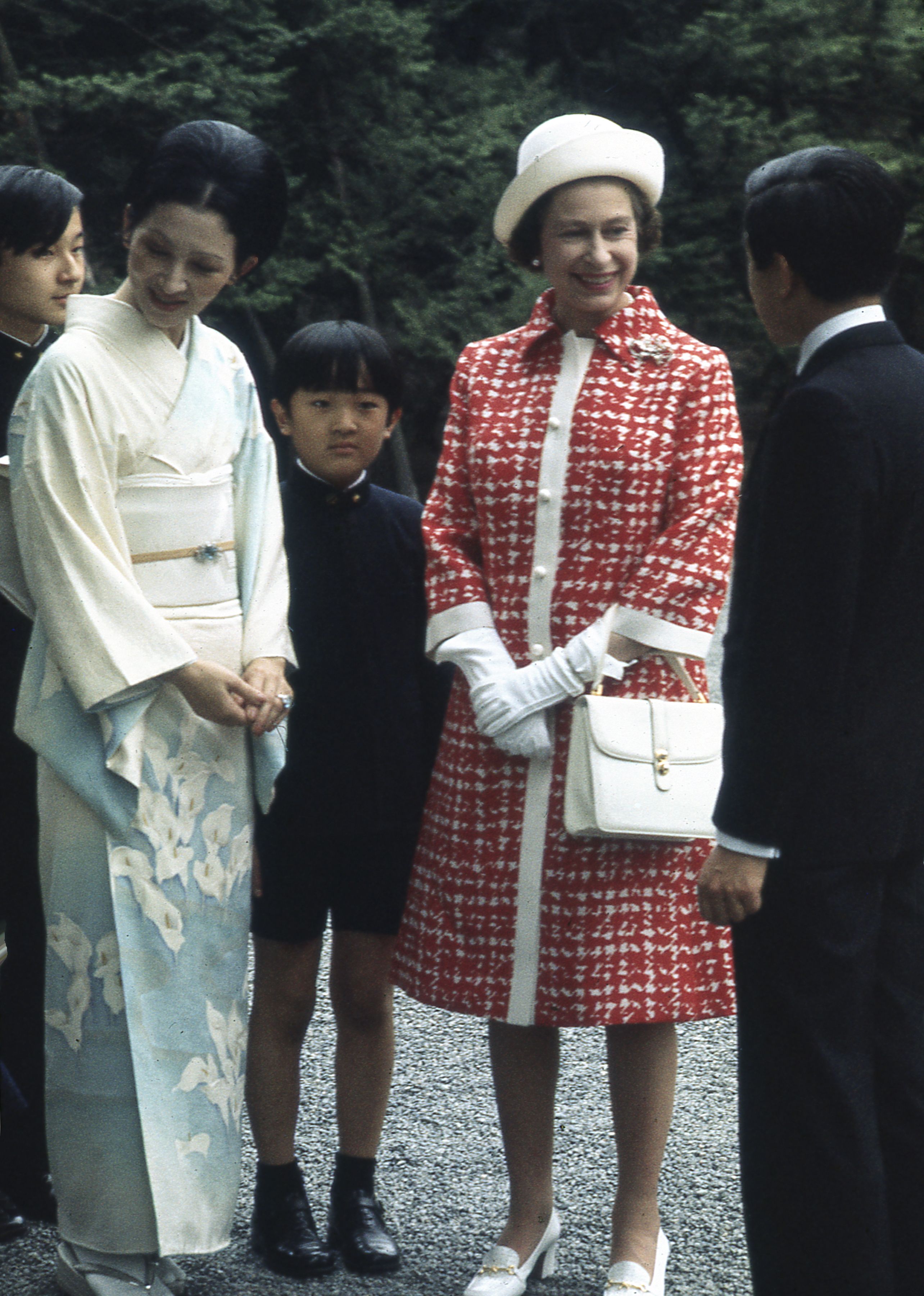 天皇陛下は女王の誕生日祝賀式典にも出席。写真で振り返る、英国王室と