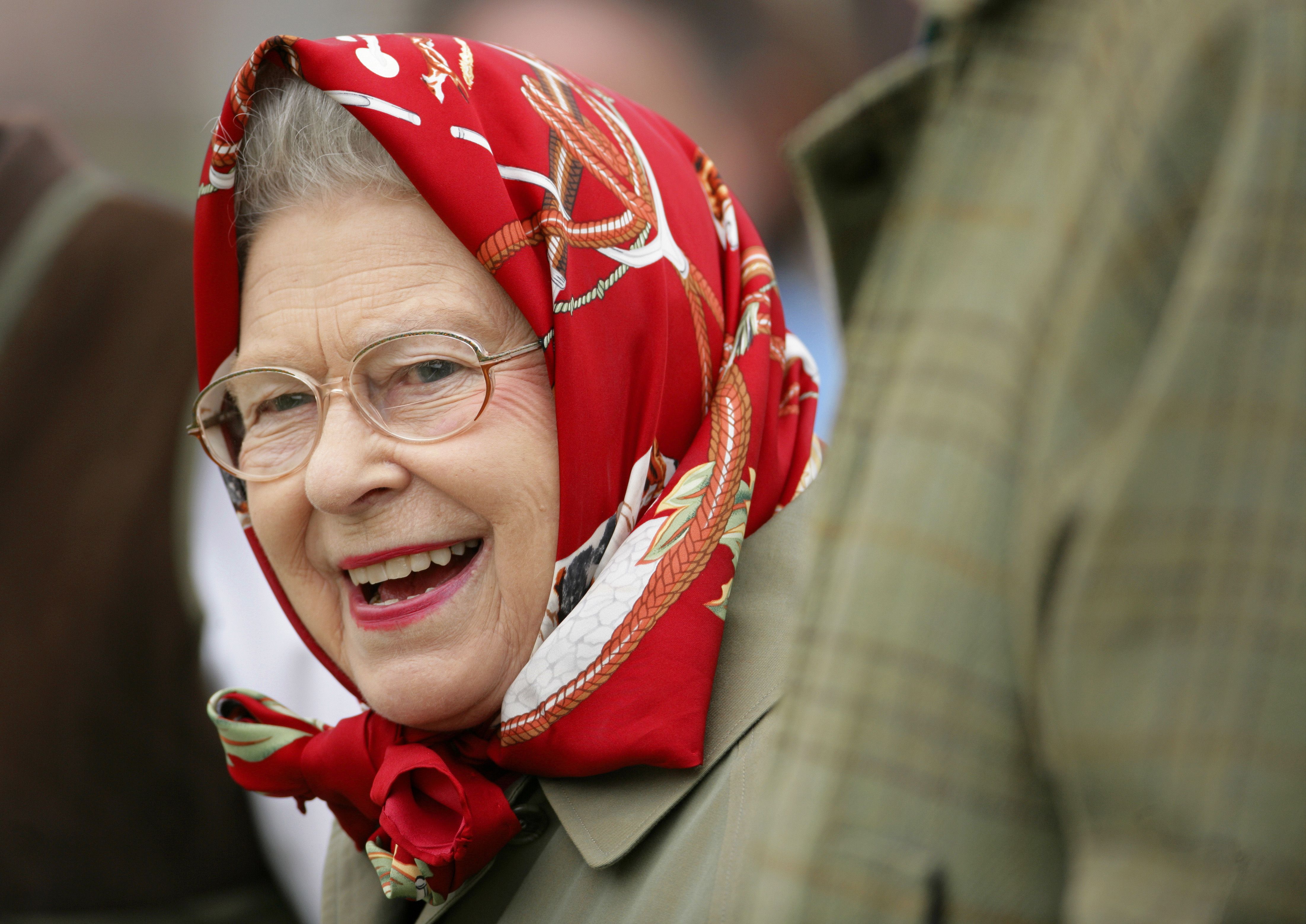 Королева Великобритании Елизавета 2 в платке