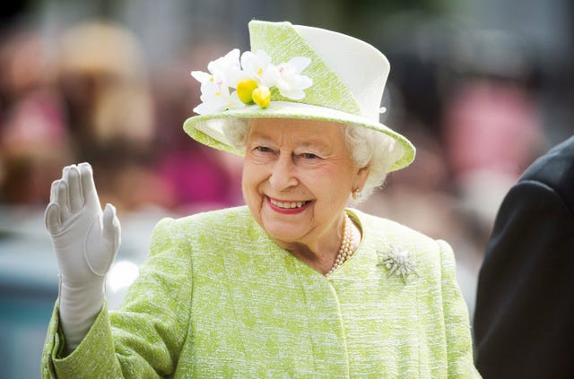 Queen Elizabeth Uses Her Handbag As a Secret Code