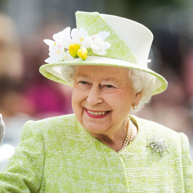 queen elizabeth smiling and waving