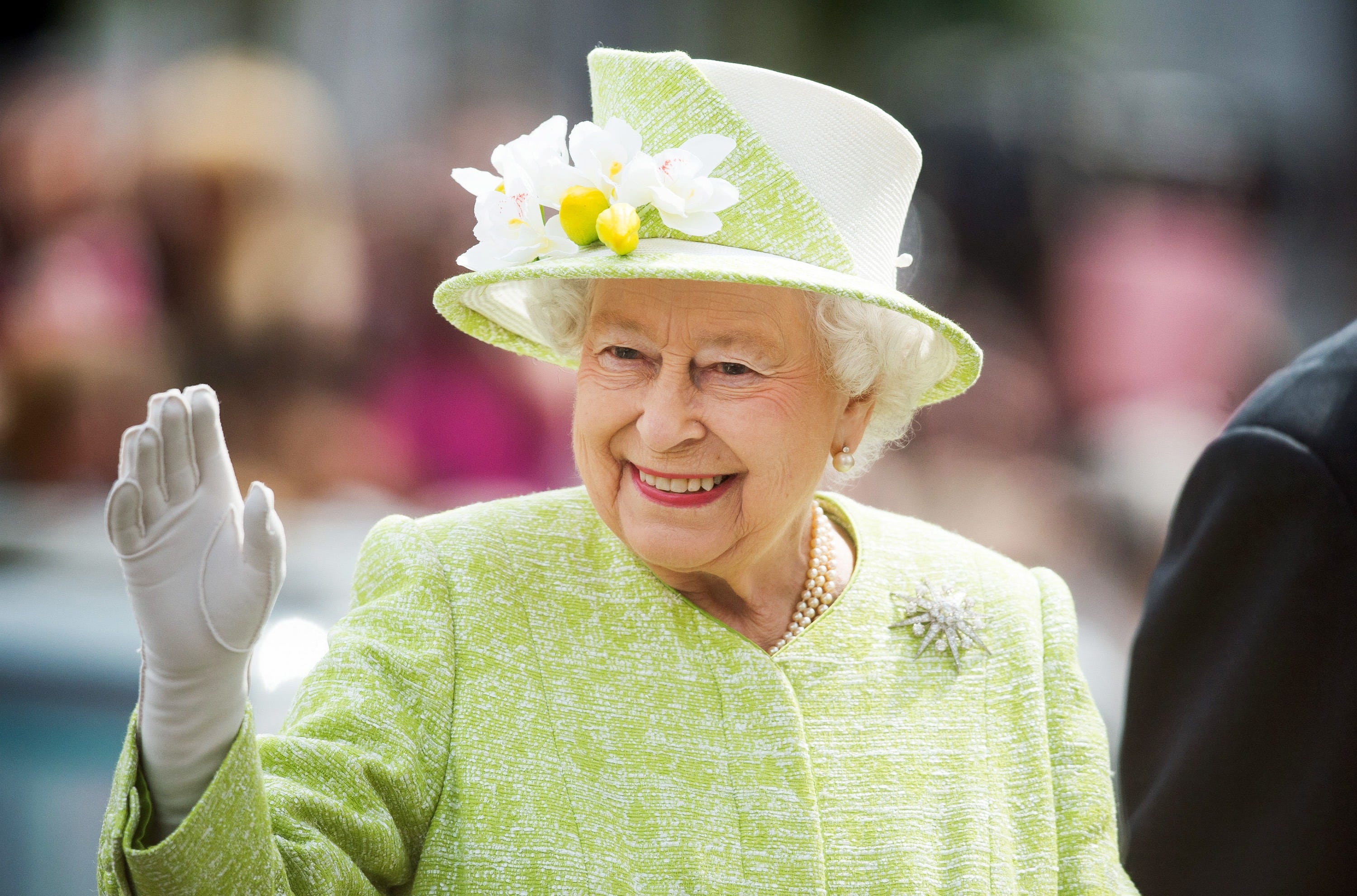 La regina Elisabetta positiva al Covid, ha sintomi lievi