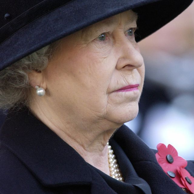 queen at remembrance service