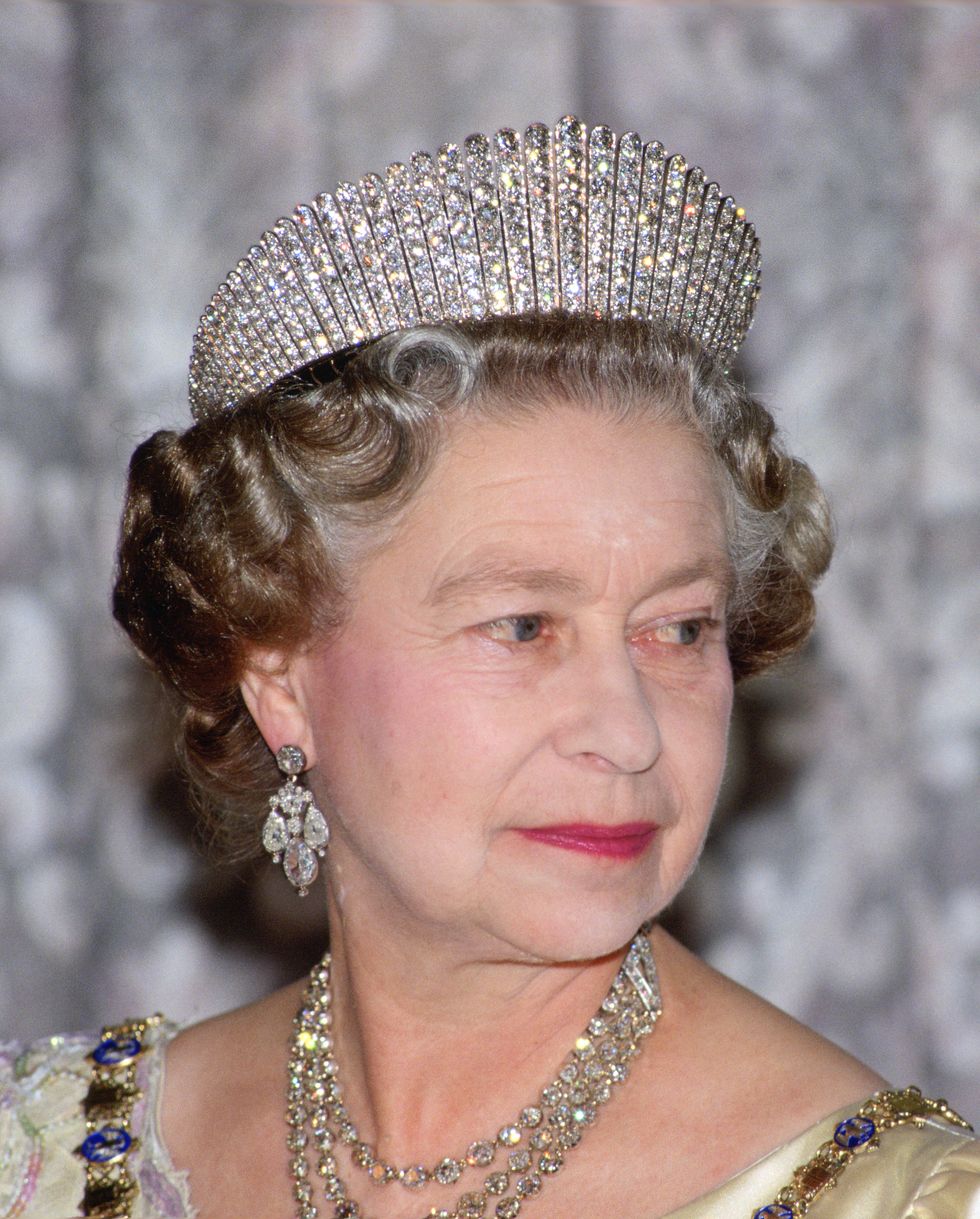 英国ロイヤルがダイアモンドジュエリーで輝いた瞬間　エリザベス女王　アイスランド