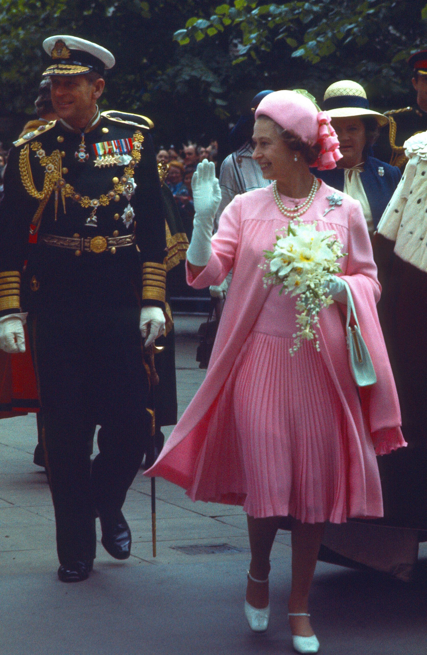 Queen Elizabeth's Silver Jubilee Photos - See the Real Life