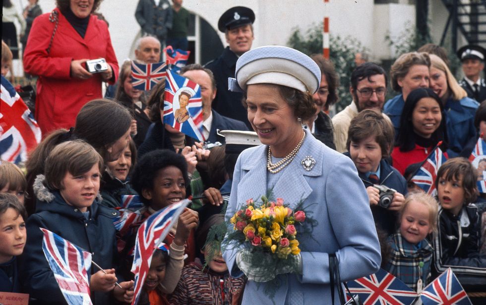 The Crown: What Queen Elizabeth's 1977 Silver Jubilee Tour Looked Like in  Real Life
