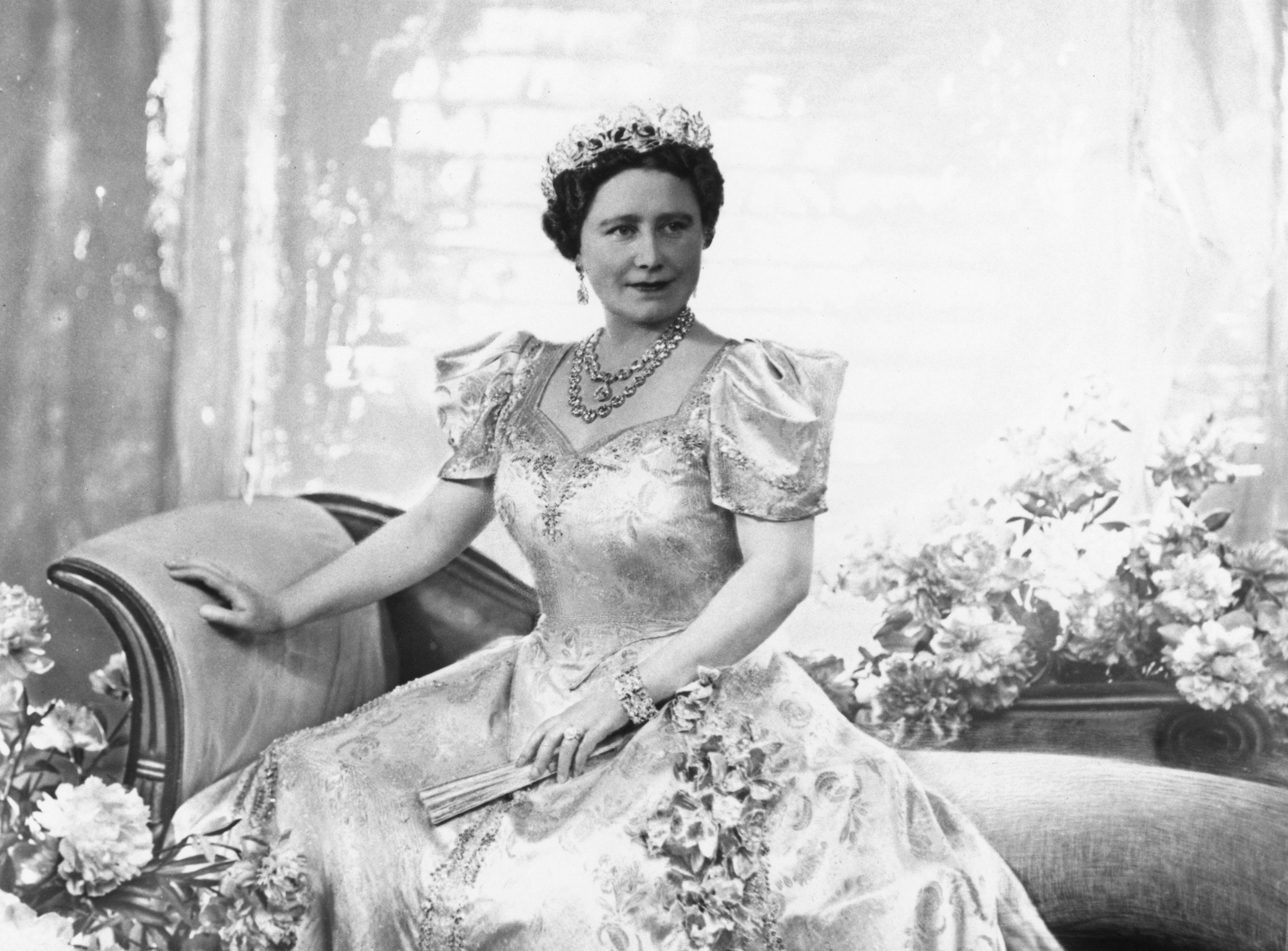 Official Portraits Photos — 1952 Elizabeth of Queen First From