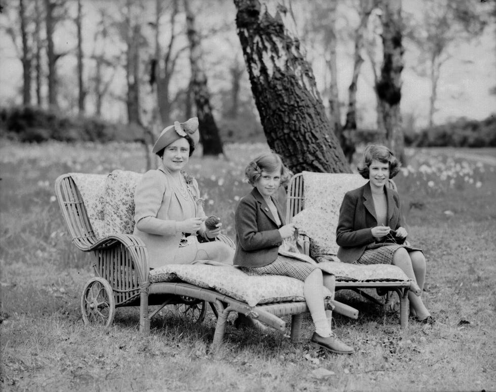 relaxing royals, queen elizabeth with her daughters princess elizabeth and princess margaret