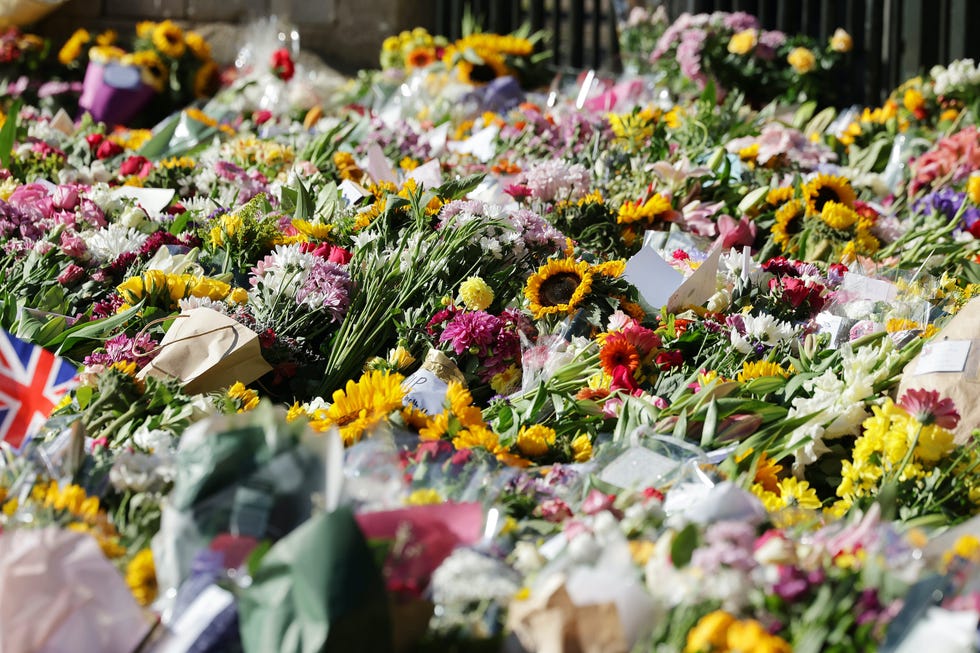 Queen Floral Tributes: UK Locations & What Happens To The Flowers