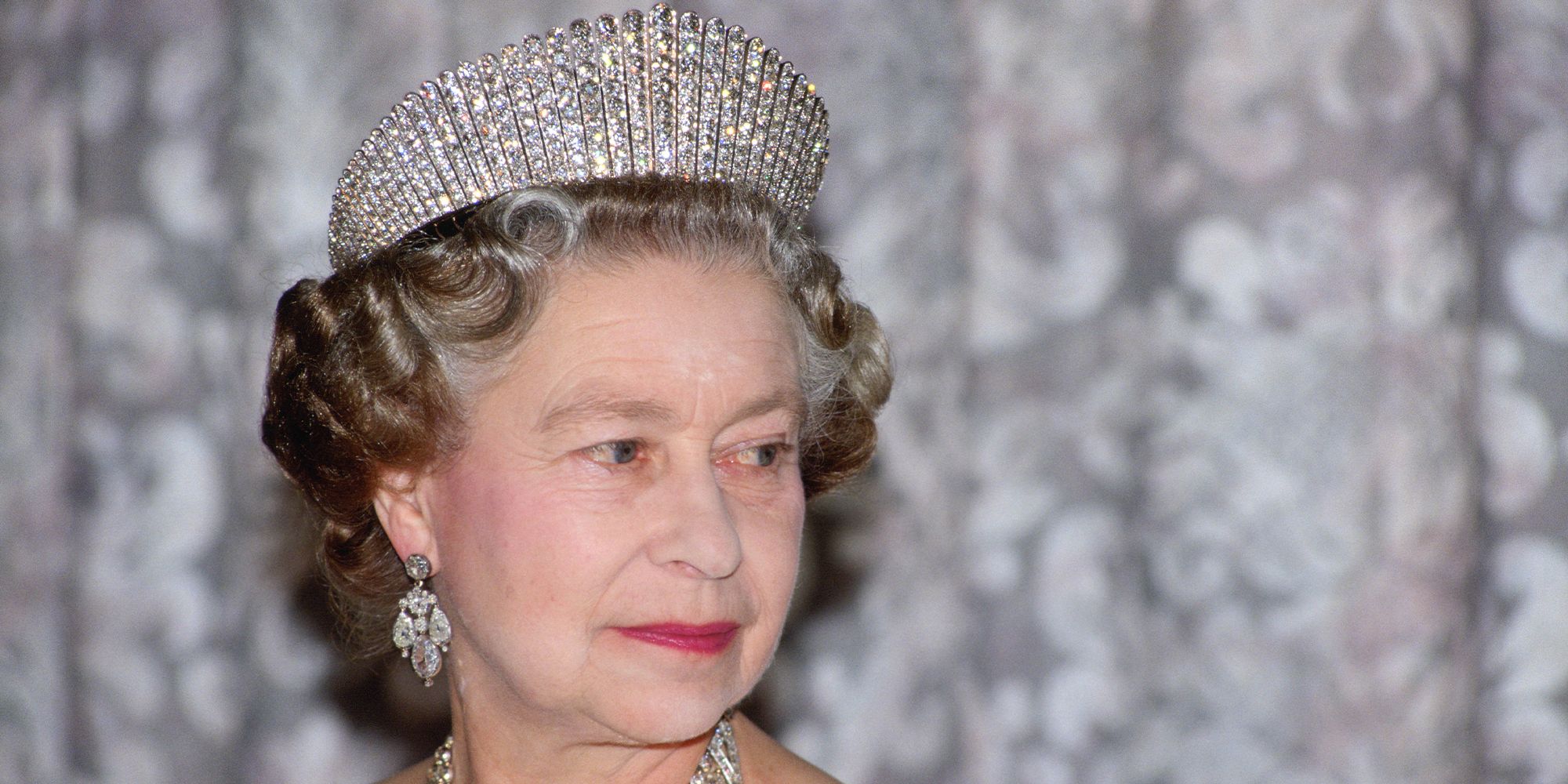 2000px x 1000px - The Queen's most meaningful jewellery