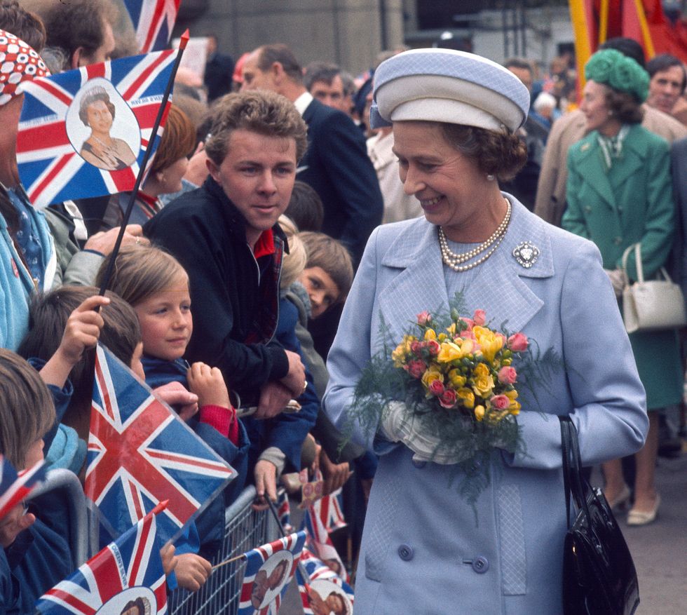 london, united kingdom   january 01  queen elizabeth ll greets the public during a silver jubilee walkabout on january 01, 1977 in london, england photo by anwar husseingetty images