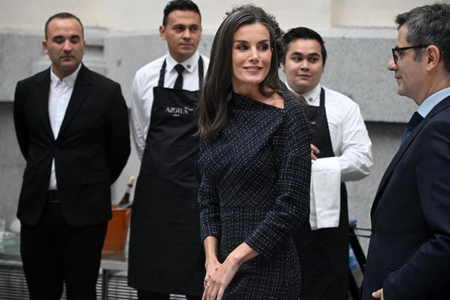 Doña Letizia, muy elegante con el vestido de tweed con escote asimétrico que enamorará a las mujeres más clásicas