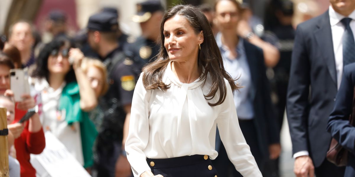 La reina Letizia estrena el pantalón marinero que afina la figura de la firma francesa que adora Kate Middleton