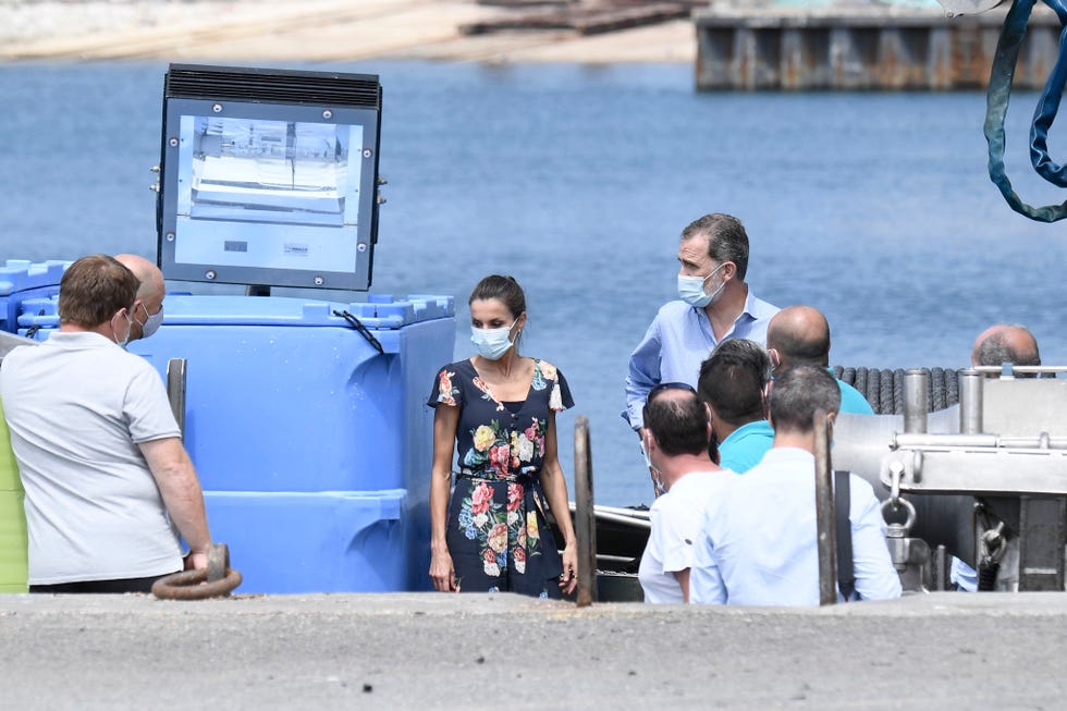 felipe y letizia se interesan por el estado del sector pesquero en el puerto de santoña, durante su visita a cantabria el 29 de julio de 2020