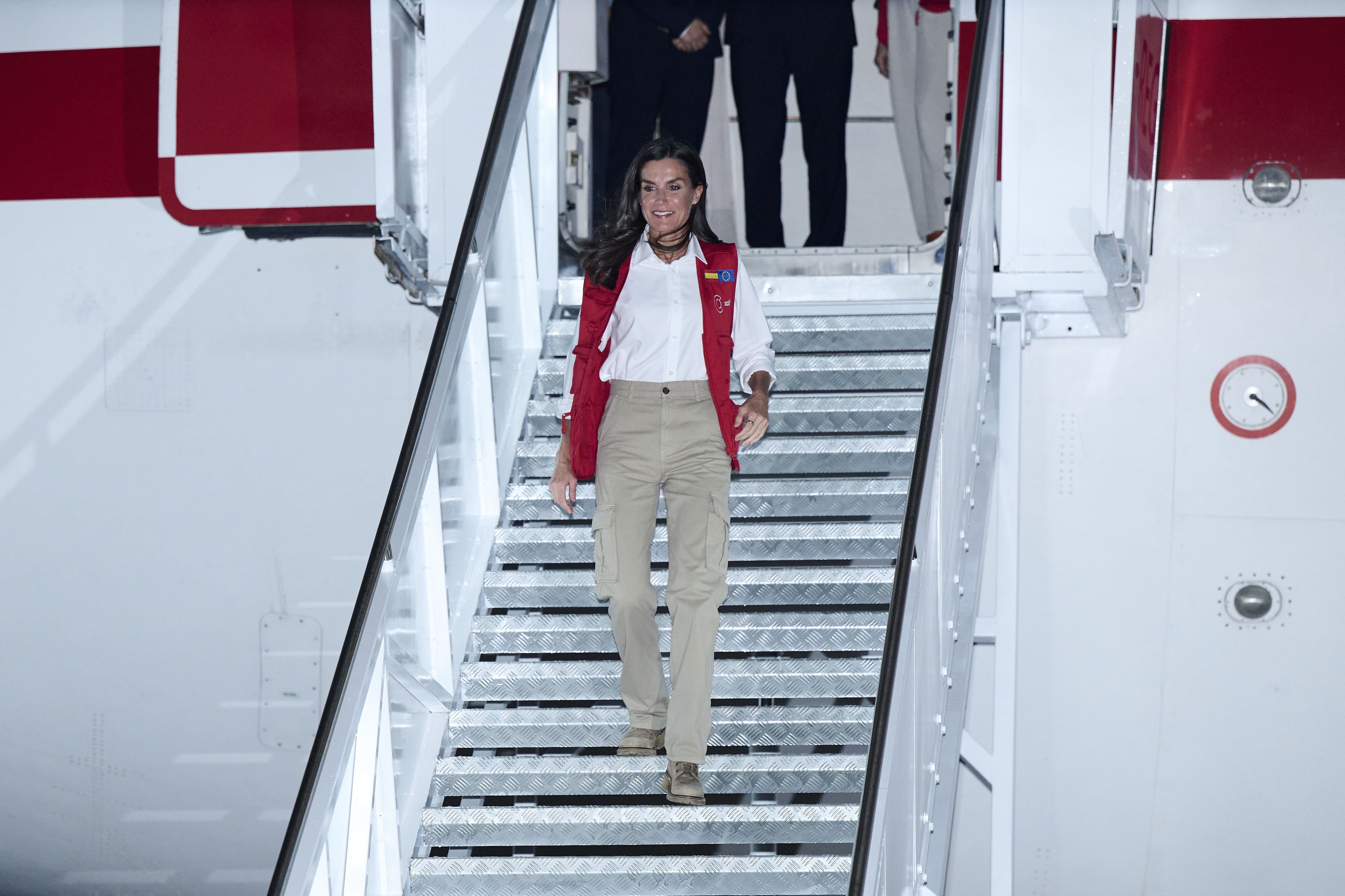 Dónde puedes encontrar los pantalones cargo que lleva la Reina Letizia en  Colombia: Stradivarius, Zara, Mango