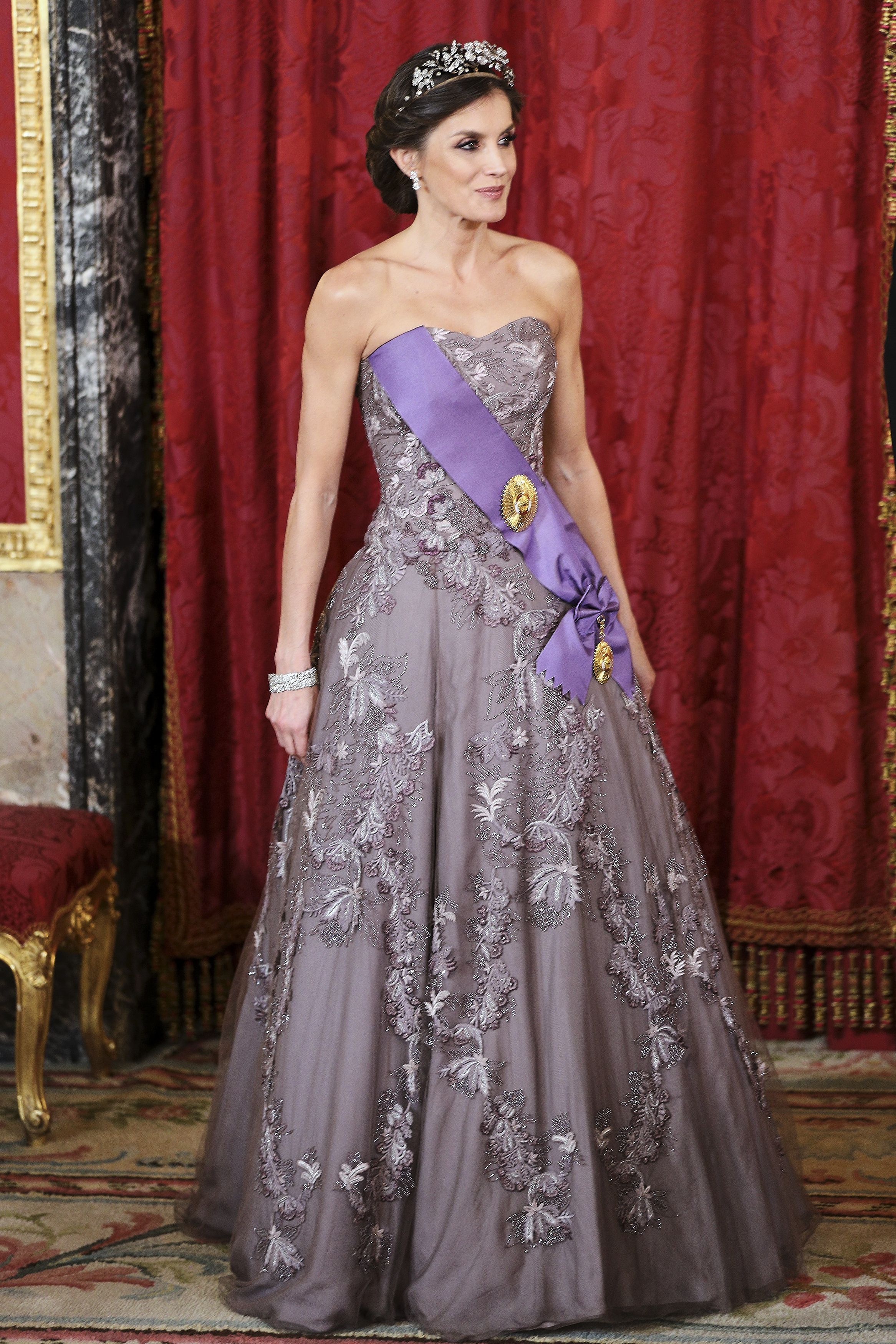 Letizia luce el mismo vestido de Felipe Varela que en la cena de gala de la  boda de Kate Middleton - Letizia vuelve a ponerse el vestido con el que  triunfó en
