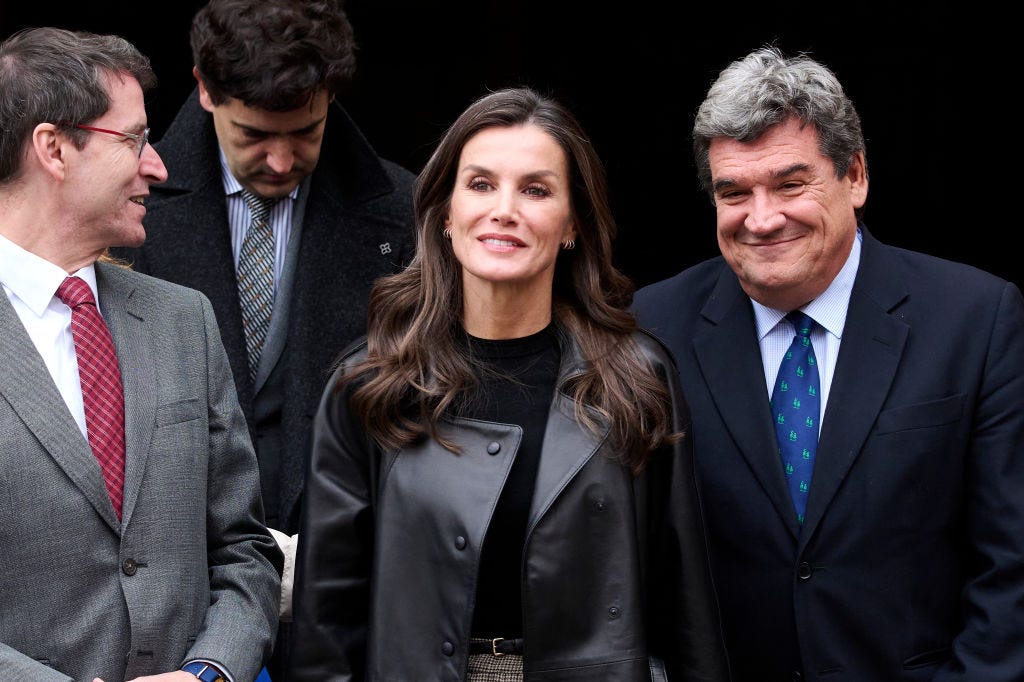 Queen Letizia has been inspired by Kylie Jenner for this look with a black leather trench coat