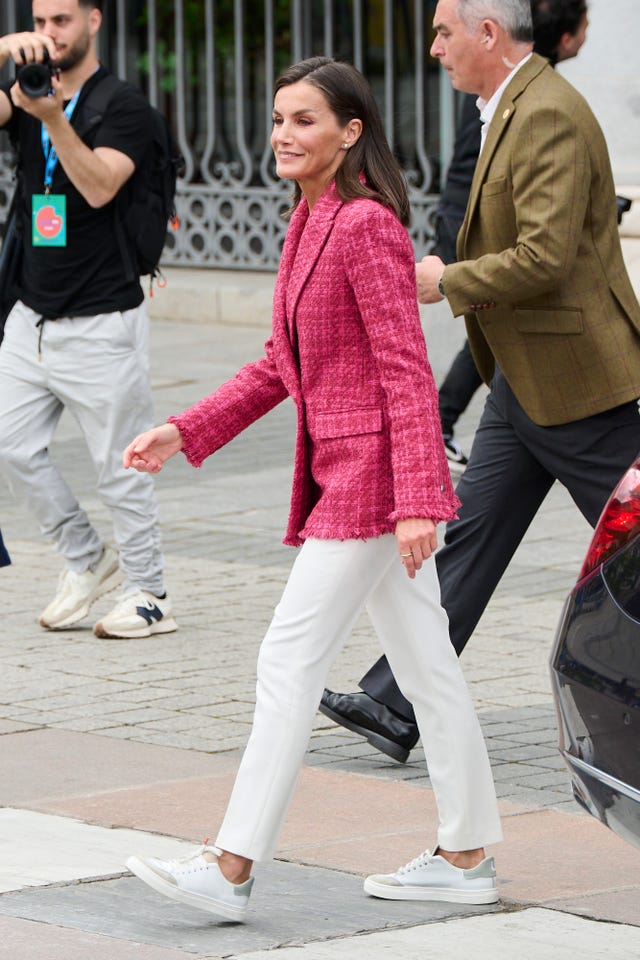 letizia con zapatillas blancas de mu