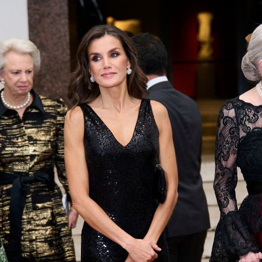 La reina Letizia luce bíceps en Copenhague con un precioso vestido de  lentejuelas