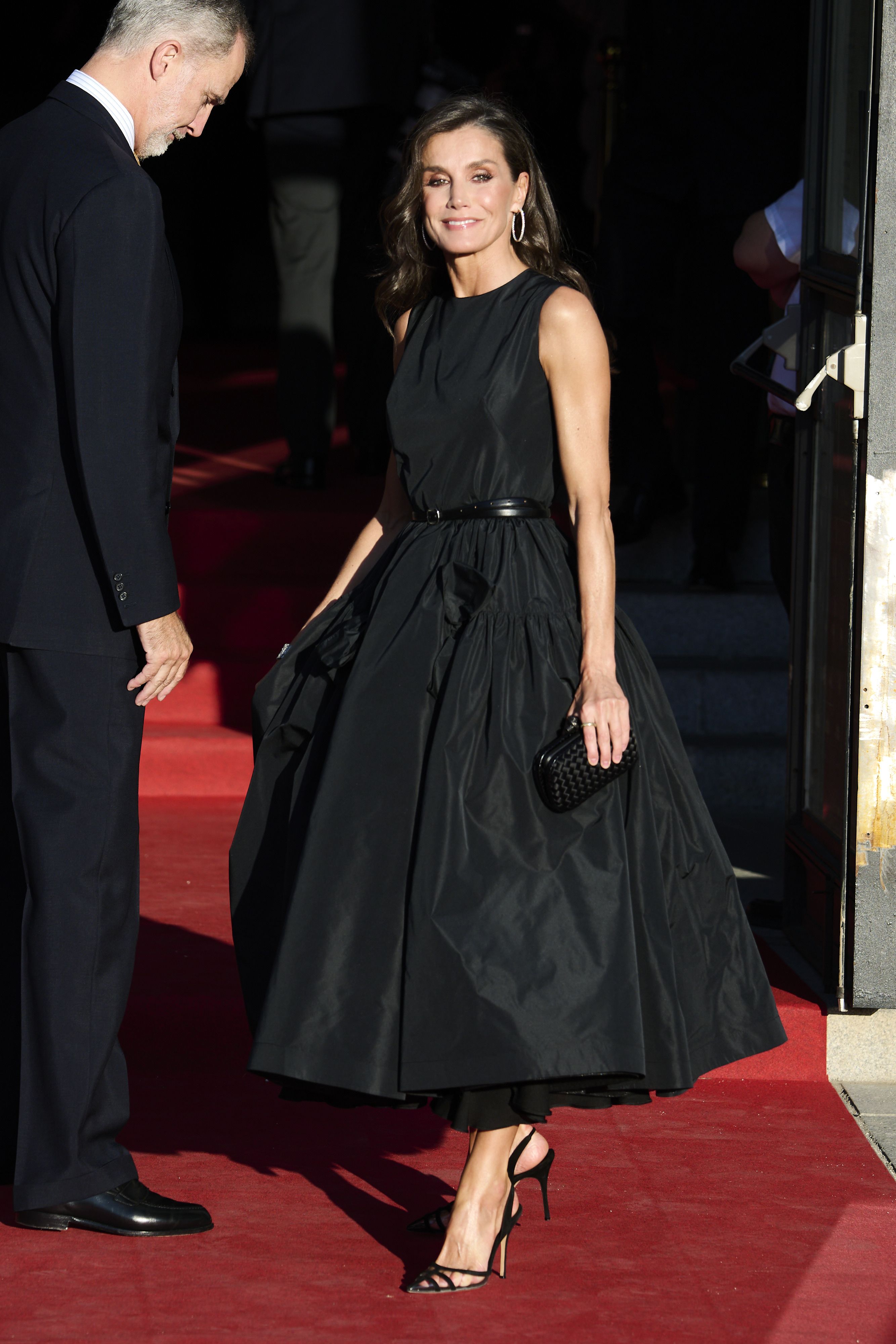 La reina Letizia luce clásico vestido negro y elegantes zapatos  transparentes