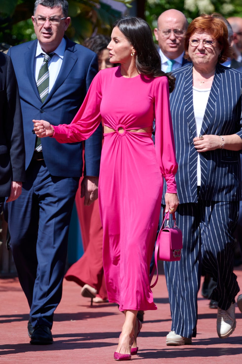 la reina letizia, con un vestido cut out